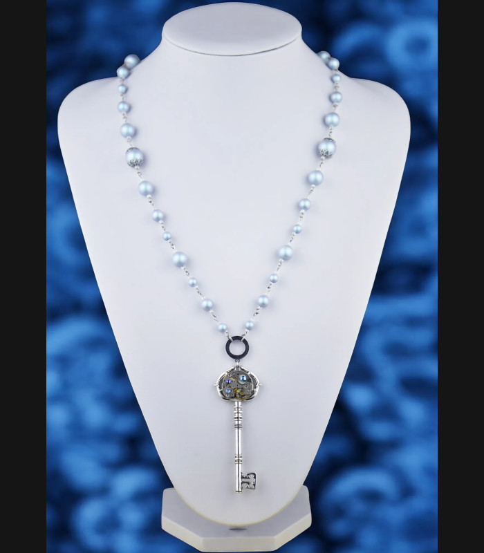 Collier clé original avec un mécanisme de montre ancienne