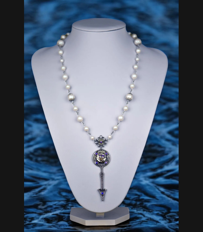 Collier original inspiré du mouvement steampunk sur le thème du temps.