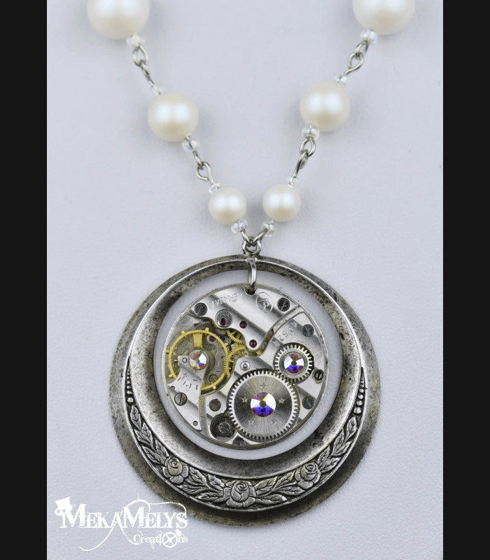 Élégant Collier Perles et Mécanisme de Montre - Style Steampunk