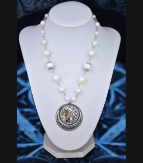 Élégant Collier Perles et Mécanisme de Montre - Style Steampunk