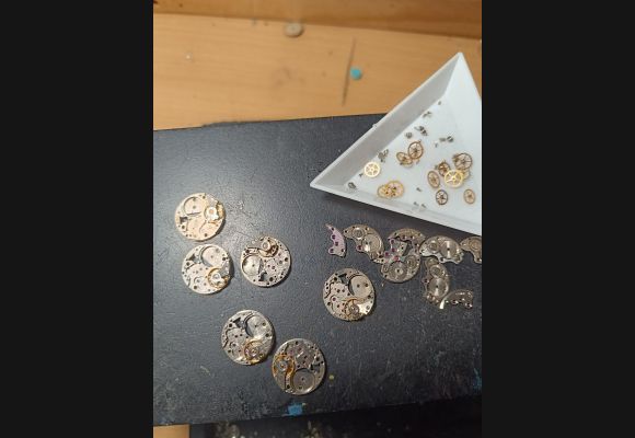 Comment sont fabriqués les bijoux steampunk mécaniques ? Les secrets d’un artisanat unique